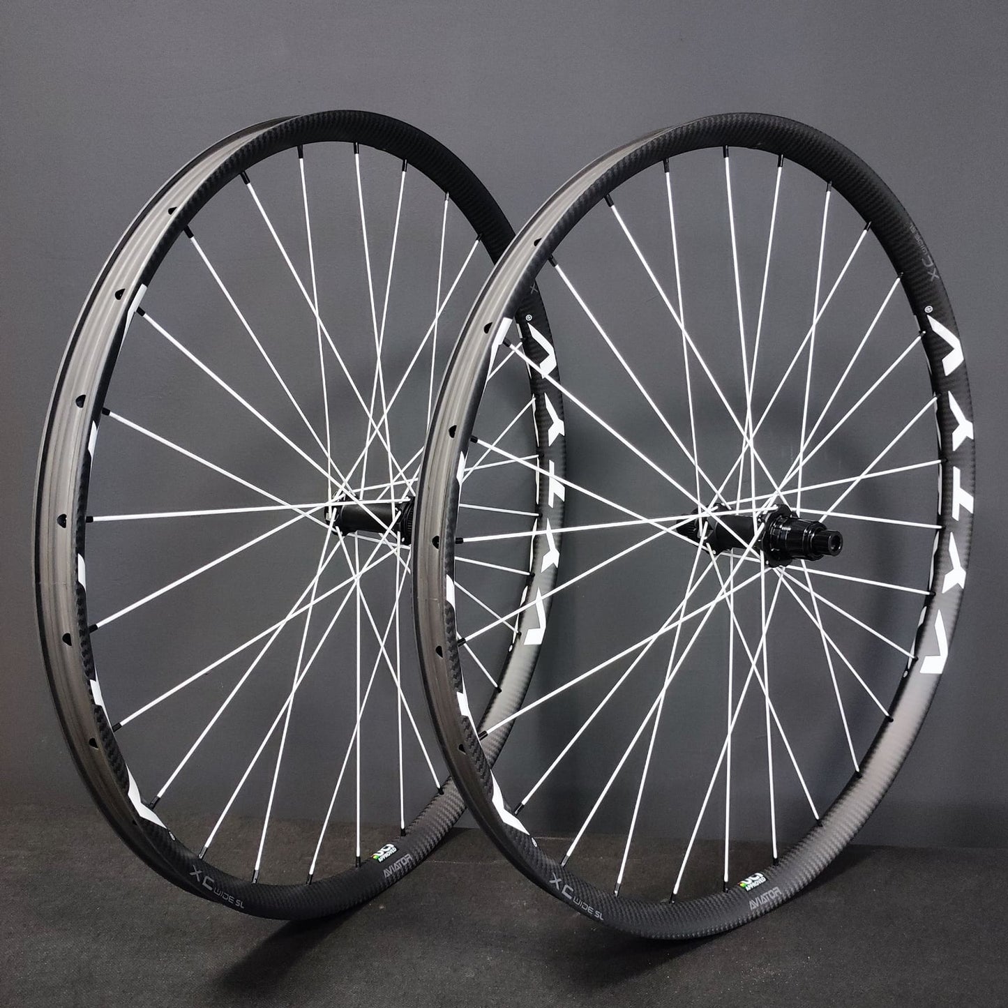 Aviator XC WIDE SL Carbon + White Aero Spokes