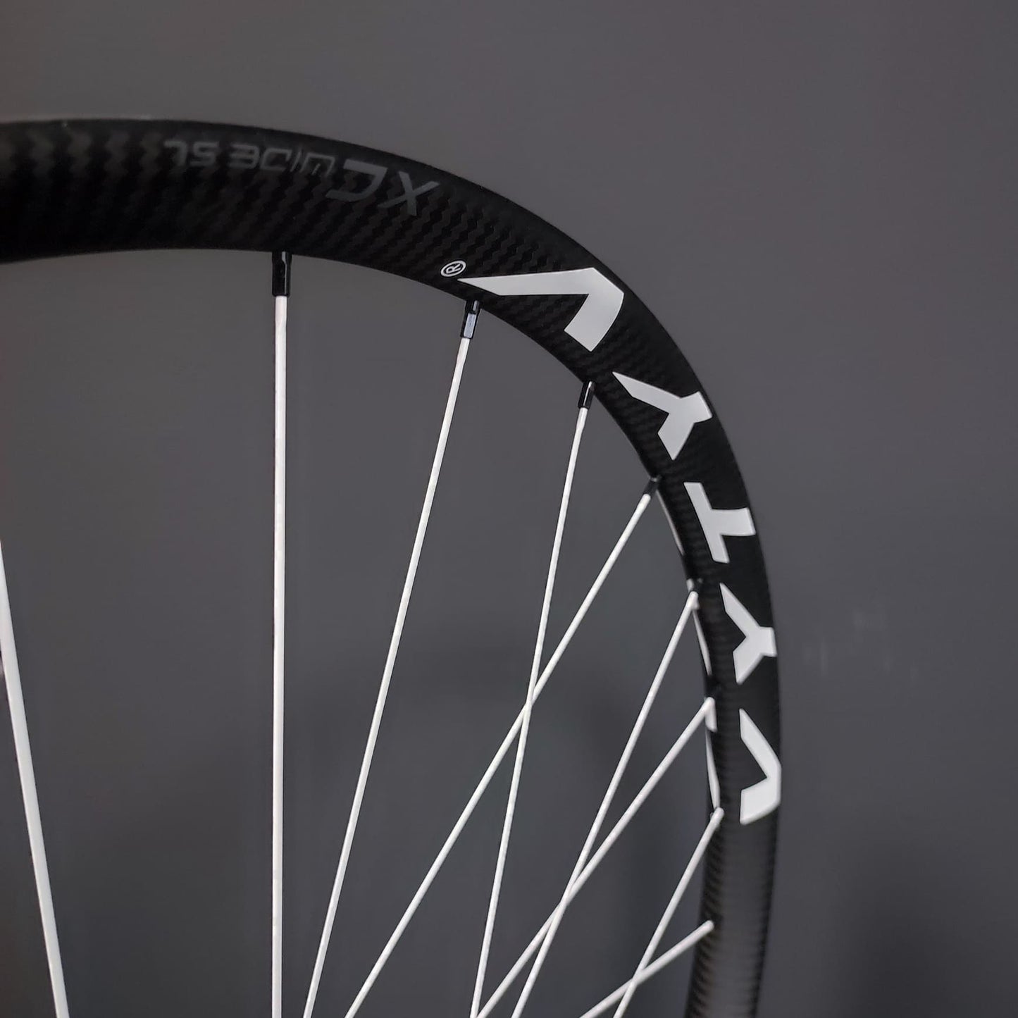 Aviator XC WIDE SL Carbon + White Aero Spokes